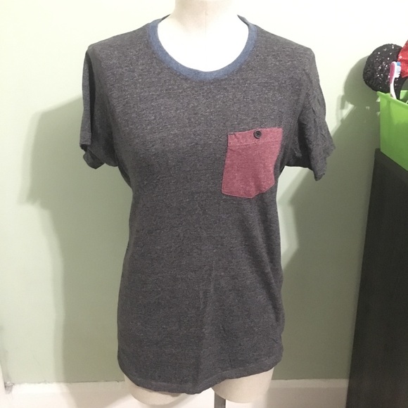 Gray tee shirt with red pocket - Picture 1 of 1